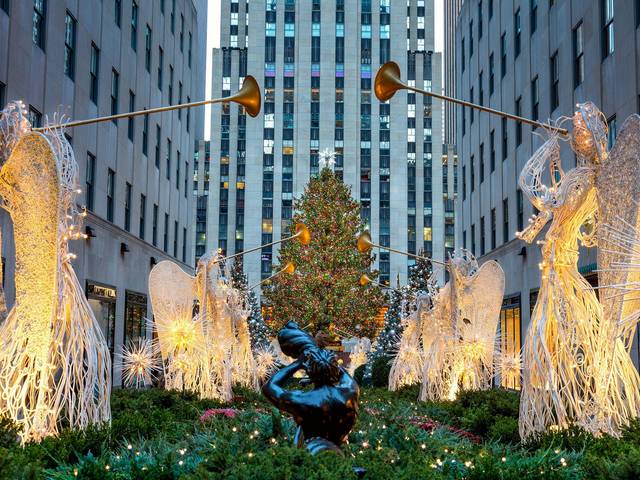 Rockefeller Christmas Tree in New York City - The Christmas tree and the triumphant herald angels that are the centerpiece of the annual Christmas display in the Channel Gardens of Rockefeller Center is a world-wide symbol of the holidays in New York City. <br />
The 12 wire angel figures, each holding a 6-foot-long trumpet, that heralds the holiday season, were created by the American artist of British birth Valerie Clarebout in 1955. - , Rockefeller, Christmas, tree, trees, New, York, City, places, place, holiday, holidays, triumphant, herald, angels, angel, centerpiece, annual, display, Channel, Gardens, Center, symbol, wire, angel, figures, trumpet, season, American, artist, British, birth, Valerie, Clarebout, 1955 - The Christmas tree and the triumphant herald angels that are the centerpiece of the annual Christmas display in the Channel Gardens of Rockefeller Center is a world-wide symbol of the holidays in New York City. <br />
The 12 wire angel figures, each holding a 6-foot-long trumpet, that heralds the holiday season, were created by the American artist of British birth Valerie Clarebout in 1955. Lösen Sie kostenlose Rockefeller Christmas Tree in New York City Online Puzzle Spiele oder senden Sie Rockefeller Christmas Tree in New York City Puzzle Spiel Gruß ecards  from puzzles-games.eu.. Rockefeller Christmas Tree in New York City puzzle, Rätsel, puzzles, Puzzle Spiele, puzzles-games.eu, puzzle games, Online Puzzle Spiele, kostenlose Puzzle Spiele, kostenlose Online Puzzle Spiele, Rockefeller Christmas Tree in New York City kostenlose Puzzle Spiel, Rockefeller Christmas Tree in New York City Online Puzzle Spiel, jigsaw puzzles, Rockefeller Christmas Tree in New York City jigsaw puzzle, jigsaw puzzle games, jigsaw puzzles games, Rockefeller Christmas Tree in New York City Puzzle Spiel ecard, Puzzles Spiele ecards, Rockefeller Christmas Tree in New York City Puzzle Spiel Gruß ecards