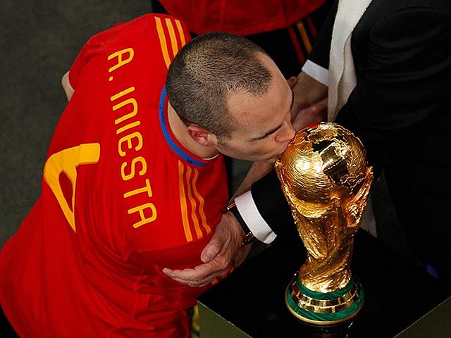 World Cup 2010 Champion Andres Iniesta pecks the Trophy - The Spain's midfielder and goal scorer Andres Iniesta pecks the Trophy after the last whistle of the FIFA World Cup 2010 Champion final match between Spain and the Netherlands at the Soccer City stadium in Johannesburg, South Africa (July 11, 2010). - , World, Cup, 2010, Champion, Andres, Iniesta, trophy, trphies, sport, sports, tournament, tournaments, match, matches, soccer, soccers, football, footballs, midfielder, midfieldrs, goal, goals, scorer, scorers, whistle, whistles, final, Spain, Netherlands, Soccer, City, stadium, stadiums, Johannesburg, South, Africa - The Spain's midfielder and goal scorer Andres Iniesta pecks the Trophy after the last whistle of the FIFA World Cup 2010 Champion final match between Spain and the Netherlands at the Soccer City stadium in Johannesburg, South Africa (July 11, 2010). Resuelve rompecabezas en línea gratis World Cup 2010 Champion Andres Iniesta pecks the Trophy juegos puzzle o enviar World Cup 2010 Champion Andres Iniesta pecks the Trophy juego de puzzle tarjetas electrónicas de felicitación  de puzzles-games.eu.. World Cup 2010 Champion Andres Iniesta pecks the Trophy puzzle, puzzles, rompecabezas juegos, puzzles-games.eu, juegos de puzzle, juegos en línea del rompecabezas, juegos gratis puzzle, juegos en línea gratis rompecabezas, World Cup 2010 Champion Andres Iniesta pecks the Trophy juego de puzzle gratuito, World Cup 2010 Champion Andres Iniesta pecks the Trophy juego de rompecabezas en línea, jigsaw puzzles, World Cup 2010 Champion Andres Iniesta pecks the Trophy jigsaw puzzle, jigsaw puzzle games, jigsaw puzzles games, World Cup 2010 Champion Andres Iniesta pecks the Trophy rompecabezas de juego tarjeta electrónica, juegos de puzzles tarjetas electrónicas, World Cup 2010 Champion Andres Iniesta pecks the Trophy puzzle tarjeta electrónica de felicitación