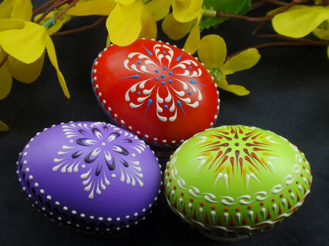 Easter Bantam Eggs - These traditional Easter eggs with hand crafted decorations of melted coloured wax are real eggs of dwarf chickens, called 'Bantam', which have the smallest eggs (about 1.5 inches). The true small Bantams breeds, such as the Sebright, Dutch and Pekin, have more varied and exotic colours and pattern design of the feathers than the other chickens and therefore have become popular as pets and as birds for a show. - , Easter, Bantam, eggs, egg, holidays, holiday, traditional, hand, crafted, decorations, decoration, melted, coloured, wax, real, dwarf, chickens, chicken, inches, inch, true, small, Bantams, breeds, breed, Sebright, Dutch, Pekin, exotic, colours, colour, pattern, patterns, design, designs, feathers, feather, popular, pets, pet, birds, bird, show - These traditional Easter eggs with hand crafted decorations of melted coloured wax are real eggs of dwarf chickens, called 'Bantam', which have the smallest eggs (about 1.5 inches). The true small Bantams breeds, such as the Sebright, Dutch and Pekin, have more varied and exotic colours and pattern design of the feathers than the other chickens and therefore have become popular as pets and as birds for a show. Подреждайте безплатни онлайн Easter Bantam Eggs пъзел игри или изпратете Easter Bantam Eggs пъзел игра поздравителна картичка  от puzzles-games.eu.. Easter Bantam Eggs пъзел, пъзели, пъзели игри, puzzles-games.eu, пъзел игри, online пъзел игри, free пъзел игри, free online пъзел игри, Easter Bantam Eggs free пъзел игра, Easter Bantam Eggs online пъзел игра, jigsaw puzzles, Easter Bantam Eggs jigsaw puzzle, jigsaw puzzle games, jigsaw puzzles games, Easter Bantam Eggs пъзел игра картичка, пъзели игри картички, Easter Bantam Eggs пъзел игра поздравителна картичка