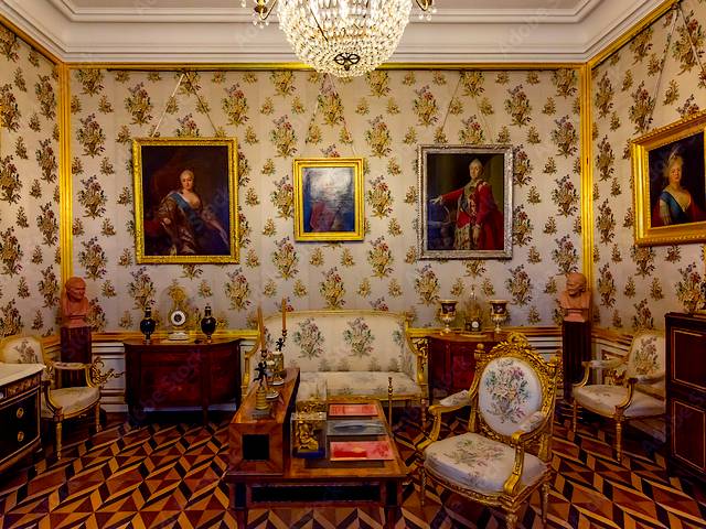 Study of Empress in Peterhof Palace St.Petersburg Russia пъзел игра 