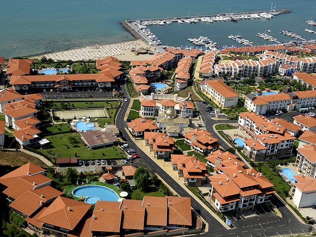 Sveti Vlas Bulgaria View - View from a bird's eye of the resort Sveti Vlas (Saint Vlas) in Bulgaria and the new marina 'Marina Dinevi'. Only for a few years, the small village became a posh resort, known as native St. Tropez, with perfect infrastructure, beautiful hotels, many private villas and houses, variety of tourist facilities, exotic palms and flowers. - , Sveti, Vlas, Bulgaria, view, views, place, places, holiday, holidays, travel, travels, tour, tours, trip, trips, excursion, excursions, vacation, vacations, bird, birds, eye, eyes, resort, resorts, Saint, marina, marinas, Marina, Dinevi, years, year, small, village, villages, posh, native, St., Tropez, St.Tropez, perfect, infrastructure, infrastructures, beautiful, hotels, hotel, private, villas, villa, houses, house, tourist, facilities, facility, exotic, palms, palm, flowers, flower - View from a bird's eye of the resort Sveti Vlas (Saint Vlas) in Bulgaria and the new marina 'Marina Dinevi'. Only for a few years, the small village became a posh resort, known as native St. Tropez, with perfect infrastructure, beautiful hotels, many private villas and houses, variety of tourist facilities, exotic palms and flowers. Resuelve rompecabezas en línea gratis Sveti Vlas Bulgaria View juegos puzzle o enviar Sveti Vlas Bulgaria View juego de puzzle tarjetas electrónicas de felicitación  de puzzles-games.eu.. Sveti Vlas Bulgaria View puzzle, puzzles, rompecabezas juegos, puzzles-games.eu, juegos de puzzle, juegos en línea del rompecabezas, juegos gratis puzzle, juegos en línea gratis rompecabezas, Sveti Vlas Bulgaria View juego de puzzle gratuito, Sveti Vlas Bulgaria View juego de rompecabezas en línea, jigsaw puzzles, Sveti Vlas Bulgaria View jigsaw puzzle, jigsaw puzzle games, jigsaw puzzles games, Sveti Vlas Bulgaria View rompecabezas de juego tarjeta electrónica, juegos de puzzles tarjetas electrónicas, Sveti Vlas Bulgaria View puzzle tarjeta electrónica de felicitación
