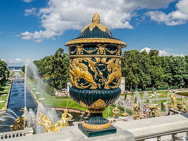 Vase on Terrace of Grand Peterhof Palace St.Petersburg Russia пъзел игра 