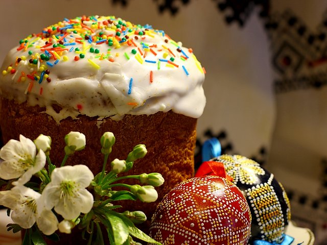 Kulich and Easter Eggs - Kulich, the sweet Easter bread topped with a glaze of sugar, which represents a dome of church with snow on it, decorated with flowers, dotted with raisins, nuts and candied citrus rind and the a wide variety of beautifully adorned eggs are very popular during the religious Christian ceremonies in Orthodox Russia and Ukraine. Kulich is a symbol of atonement on the cross by Jesus Christ. Traditionally, Kulich is eaten during the 40 days following Easter until Pentecost. - , Kulich, Easter, eggs, egg, food, foods, holidays, holiday, feast, feasts, sweet, bread, breads, glaze, of, sugar, dome, domes, church, churches, snow, flowers, flower, raisins, nuts, nut, candied, citrus, rind, wide, variety, varieties, beautifully, adorned, popular, religious, Christian, ceremonies, ceremony, Orthodox, Russia, Ukraine, symbol, symbols, atonement, cross, Jesus, Christ, traditionally, days, day, Pentecost. - Kulich, the sweet Easter bread topped with a glaze of sugar, which represents a dome of church with snow on it, decorated with flowers, dotted with raisins, nuts and candied citrus rind and the a wide variety of beautifully adorned eggs are very popular during the religious Christian ceremonies in Orthodox Russia and Ukraine. Kulich is a symbol of atonement on the cross by Jesus Christ. Traditionally, Kulich is eaten during the 40 days following Easter until Pentecost. Lösen Sie kostenlose Kulich and Easter Eggs Online Puzzle Spiele oder senden Sie Kulich and Easter Eggs Puzzle Spiel Gruß ecards  from puzzles-games.eu.. Kulich and Easter Eggs puzzle, Rätsel, puzzles, Puzzle Spiele, puzzles-games.eu, puzzle games, Online Puzzle Spiele, kostenlose Puzzle Spiele, kostenlose Online Puzzle Spiele, Kulich and Easter Eggs kostenlose Puzzle Spiel, Kulich and Easter Eggs Online Puzzle Spiel, jigsaw puzzles, Kulich and Easter Eggs jigsaw puzzle, jigsaw puzzle games, jigsaw puzzles games, Kulich and Easter Eggs Puzzle Spiel ecard, Puzzles Spiele ecards, Kulich and Easter Eggs Puzzle Spiel Gruß ecards
